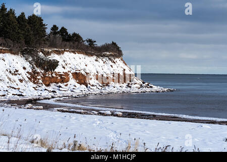 Neige sur les falaises de grès le long de la rive du Parc National de l'Île du Prince-Édouard, Canada. Banque D'Images