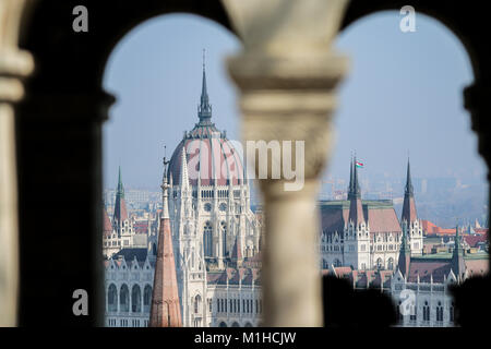 Un parlement hongrois à Budapest sur la photo, les perspectives sur la colline de l'autre côté de la rivière. C'est le plus grand bâtiment en Hongrie. Banque D'Images