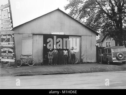 Photographie montrant l'avant d'un bâtiment de l'entrepôt qui servait de bureau local pour la seconde guerre mondiale, l'agence 2 MCWA (lutte contre le paludisme dans les zones de guerre), prédécesseur de la CDC, avec un groupe d'hommes posant devant elle à Savannah, Géorgie, 1943. Image courtoisie CDC. () Banque D'Images