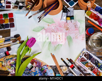 Pinceaux authentique vie encore dans la classe d'art à l'école. Groupe de brosse en pot en argile. Bouquet de fleurs tulipe comme symbole du printemps des réductions. Copy space Banque D'Images