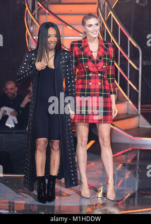 Malika Haqq et Ashley James lors d'une éviction triple Celebrity Big Brother. Banque D'Images