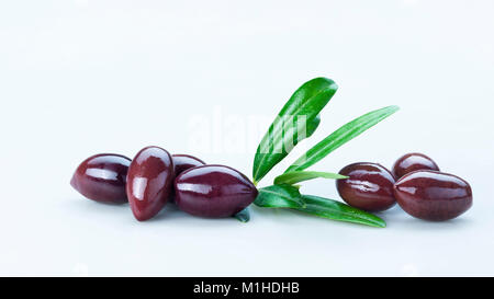 Olives noires avec des feuilles vertes Composition isolé sur fond blanc