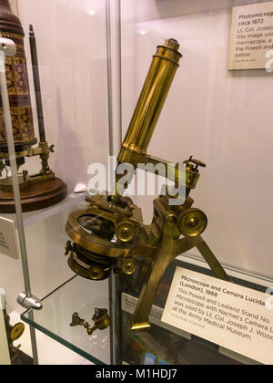 Microscope et caméra Lucida (London), 1868, exposé dans le Musée National de la santé et de la médecine, Silver Spring, MD, USA. Banque D'Images