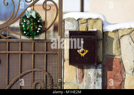 Post box en métal fixé sur la porte avant. Banque D'Images