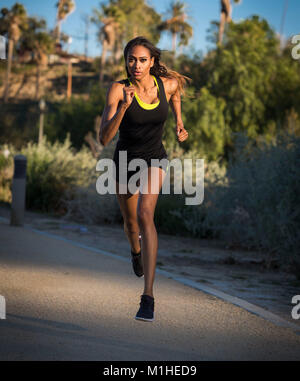 Young African American Woman s'exécute en Californie. Photo par Francis Specker Banque D'Images