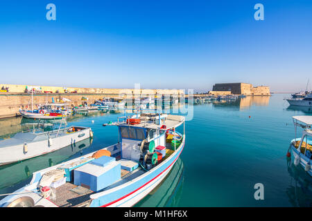 Le port d'Héraklion avec de vieux fort vénitien Koule et chantiers navals, Crète, Grèce Banque D'Images