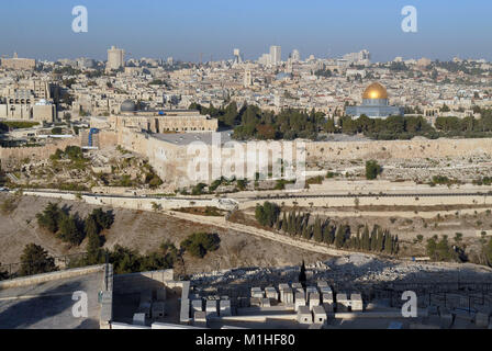 Mont du Temple et l'ancienne mosquée dorée du Dôme du rocher au milieu, dominant le reste de la vieille ville de Jérusalem, Israël. Banque D'Images