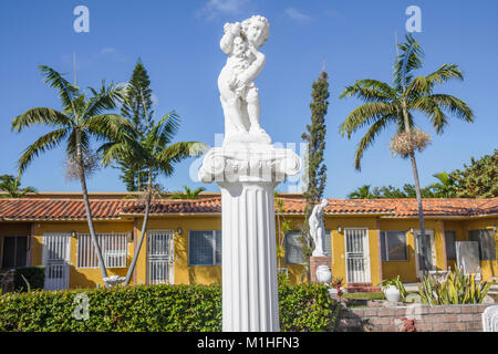 Miami Florida,Little Havana,condominium appartement résidentiel immeuble bâtiments, résidences,cour,piédestal,statue classique,pal Banque D'Images