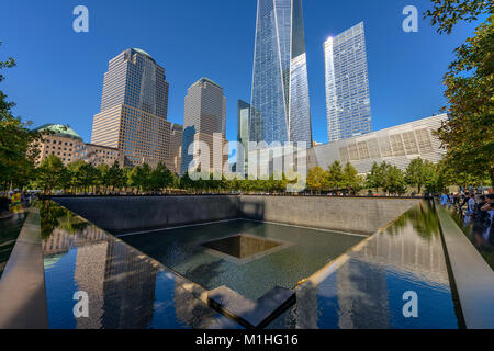 NEW YORK - Etats-Unis - 19 octobre 2017- Les gens près de la tour de la liberté et de 9-11 memorial Banque D'Images