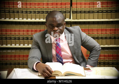 VIRGINIA BEACH, en Virginie (fév. 27, 2017) - Oluseyi Bisiriyu, membre de la flotte américaine général de commandement des Forces canadiennes Annexe (GS) de la main-d'œuvre, pose pour un portrait du Regent Bibliothèque de droit. Bisiriyu fonctionne comme un assistant juridique et est prévue pour l'examen du barreau au printemps 2017. (U.S. Navy Banque D'Images