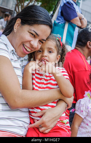 Miami Florida,Carnaval Center,Thompson Plaza for the Arts,Festival de musique multiculturelle gratuit,festivals,célébration,foire,Hispanic Latin Latino ethnie im Banque D'Images