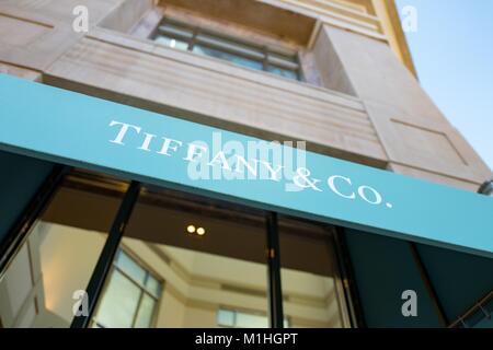 Close-up de signe distinctif sur l'auvent bleu Tiffany And Co boutique de bijoux de luxe au centre-ville de Walnut Creek, Californie, le 17 novembre 2017. () Banque D'Images