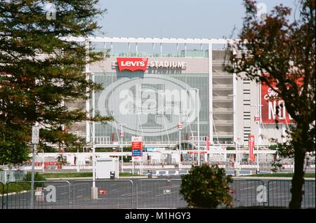 Vue de côté de Levi's, stade des San Francisco 49ers de l'équipe de football, vue à travers les arbres dans une aire de stationnement, dans la Silicon Valley, Santa Clara, Californie, 17 août 2017. () Banque D'Images