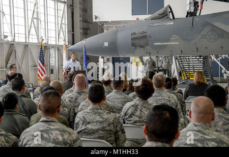 U.S. Air Force le colonel Drake Reed, commandant de la 144e Escadre de chasse, parle à l'aile et les membres dirigeants de la ville de Merced Villes d'honneur au cours d'une cérémonie à la base de la Garde nationale aérienne de Fresno, Californie, le 16 novembre 2017. La ville Merced shield a été révélé sur un U.S. Air Force F-15C Eagle pour honorer le soutien de la communauté locale. (U.S. Air National Guard Banque D'Images