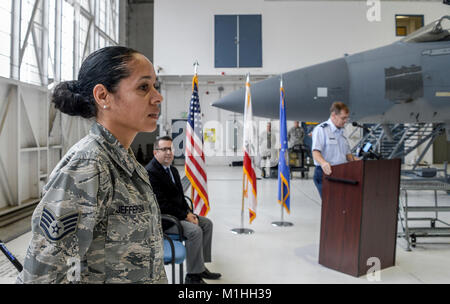 Le sergent de l'US Air Force. Jefferson améthyste, 144e Escadre de chasse, membre est reconnu par le colonel de l'US Air Force Drake Reed, 144e Fighter Wing Commander, et Mike Murphy, maire de Merced, Merced comme un résident et un membre de la Garde nationale aérienne au cours de l'aile de l'honneur les villes de cérémonie à la base de la Garde nationale aérienne de Fresno, Californie, le 16 novembre 2017. La cérémonie est un programme de sensibilisation qui aide à l'escadre de chasse de renouer avec les communautés locales que les aviateurs, travailler et vivre. (U.S. Air National Guard Banque D'Images