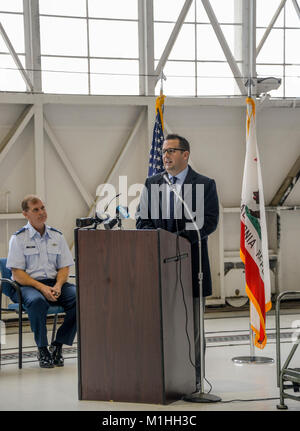 Mike Murphy, Merced maire, parle de 144e Escadre de chasse de la Marine et d'autres éminents visiteurs au cours d'une cérémonie à l'honneur des villes le fresno Air National Guard Base, Californie, le 16 novembre 2017. Avec chaque dévouement, un F-15 Eagle don nouveau nez sous la forme d'art que l'emblème de la ville. Il s'agit de la 11e cérémonie des villes d'honneur avec plusieurs autres suivront. (U.S. Air National Guard Banque D'Images