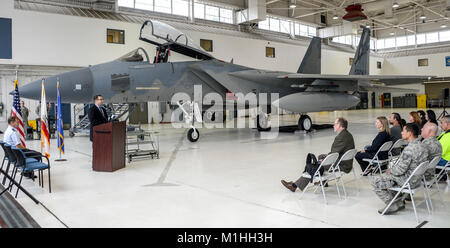 Mike Murphy, Merced maire, parle de 144e Escadre de chasse de la Marine et d'autres éminents visiteurs au cours d'une cérémonie à l'honneur des villes le fresno Air National Guard Base, Californie, le 16 novembre 2017. Un F-15C Eagle a été dédié à la ville de Merced et don nose art la forme de la ville est joint. (U.S. Air National Guard Banque D'Images