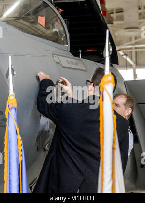 Mike Murphy, Merced, maire de l'US Air Force et le colonel Drake Reed, commandant de la 144e Escadre de chasse, dévoiler le nose art pour la ville d'honneur lors de la cérémonie d'inauguration de l'avion de la base de la Garde nationale aérienne de Fresno, Californie, le 16 novembre 2017. La cérémonie est un programme de sensibilisation qui aide à l'escadre de chasse de renouer avec les communautés locales que les aviateurs, travailler et vivre. (U.S. Air National Guard Banque D'Images