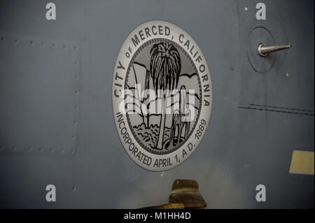 Le nez a dévoilé sur un art U.S. Air Force F-15C Eagle fighter jet a été dédié à la ville de Merced Villes d'honneur lors d'une cérémonie à la base de la Garde nationale aérienne de Fresno, Californie, le 16 novembre 2017. Avec chaque dévouement, un F-15 Eagle don nouveau nez sous la forme d'art que l'emblème de la ville. Il s'agit de la 11e cérémonie des villes d'honneur avec plusieurs autres suivront. (U.S. Air National Guard Banque D'Images