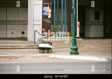 L'auto-conduite robot livraison de technologies Starship démarrage passé les lecteurs Lesher Center dans le centre-ville de Walnut Creek, Californie, comme il fait une livraison automatique pour une entreprise locale, le 24 août 2017. () Banque D'Images