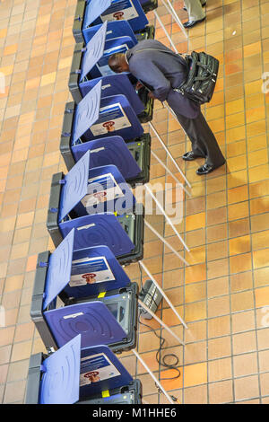 Miami Florida,Stephen P. Clark Government Center,centre,primaire présidentiel,vote par anticipation,machine,démocratie,élection,décision,Black man men male,FL080 Banque D'Images