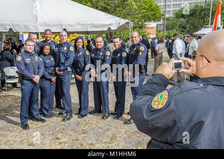 Miami Florida,Collège de police,cérémonie révolutionnaire,application de la loi,éducation,criminologie,police,hommes,femmes,multiculturel,Africains noirs, Banque D'Images