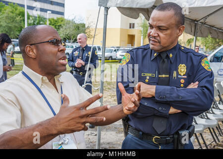 Miami Florida,Collège de police,cérémonie révolutionnaire,application de la loi,éducation,criminologie,police noire,policier,fonctionnaire de la ville,homme hommes,parler Banque D'Images