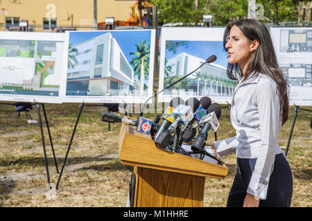 Miami Florida,College of police,cérémonie révolutionnaire,application de la loi,éducation,criminologie,femme hispanique,attachée de presse du maire,spea Banque D'Images