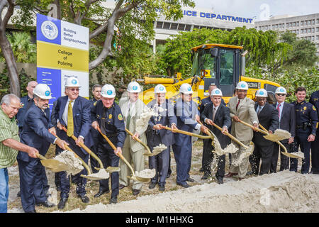 Miami Florida,College of police,cérémonie révolutionnaire,application de la loi,éducation,criminologie,fonctionnaires de la ville,politiciens,pelle,casque de sécurité,tradition,F Banque D'Images