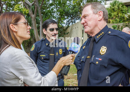 Miami Florida,College of police,cérémonie révolutionnaire,application de la loi,éducation,criminologie,médias,journaliste hispanique,journaliste,médias,interview,int Banque D'Images