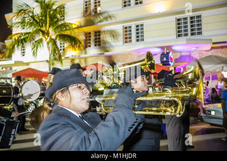 Miami Beach Florida,Ocean Drive,week-end art déco,participants au défilé,bande de marche de lycée,trompette,élèves éducation élèves élèves élèves élèves,Hispani Banque D'Images