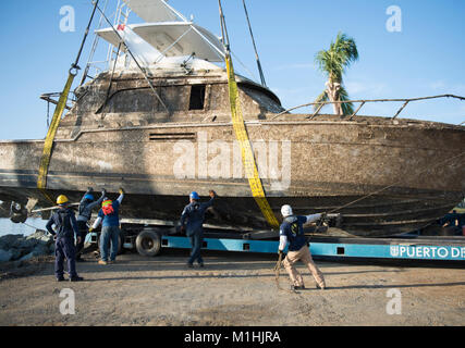 Avec les équipes de l'Ouragan Maria FSE-10 Porto Rico travail réponse de récupérer et éliminer les navires au Puerto del Rey Marina à Fajardo, Porto Rico, le 4 janvier 2018. Le FSE-10 offre pas de frais pour les options de suppression de navires endommagés par l'Ouragan Maria ; les propriétaires de bateaux concernés sont priés d'appeler la hotline de sensibilisation des propriétaires de navire au (786) 521-3900. (U.S. Garde côtière canadienne Banque D'Images