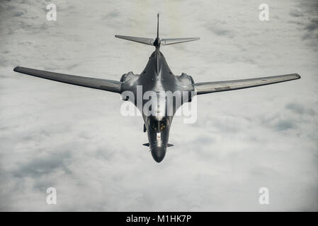 Un U.S. Air Force B-1B Lancer, affecté à la 37e Escadron expéditionnaire piégée, Ellsworth Air Force Base, S.D., vole sur la mer de Chine orientale, le 9 janvier 2018. La Lancer sert de première plate-forme pour les bombardiers à long rayon d'action, la réalisation la plus grande charge utile classiques des armes guidées et non guidées dans l'inventaire de l'Armée de l'air. (U.S. Air Force Banque D'Images