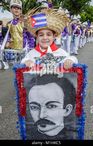 Floride,Hialeah,Jose Marti Parade,hommage au poète cubain,participant,hispanique garçon garçons garçons enfants enfants paille chapeau,drapeau,portrait,FL080120010 Banque D'Images