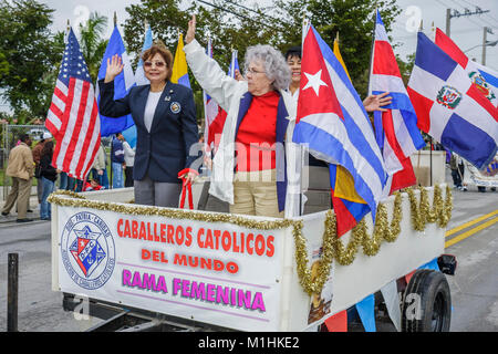 Floride,Hialeah,Jose Marti Parade,hommage au poète cubain,participant,bannière hispanique,femmes,catholiques,chrétien,religion,FL080120021 Banque D'Images