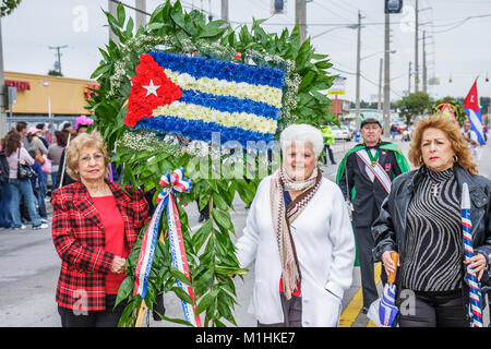 Floride,Hialeah,Jose Marti Parade,honorant poète cubain,participant,femmes hispaniques,drapeau,FL080120022 Banque D'Images