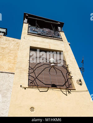 Sculptures ferronnerie sur un bâtiment à Begur, Espagne Banque D'Images