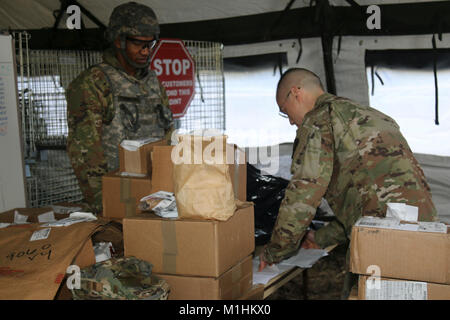 Un soldat de la 24e Compagnie d'approvisionnement de pièces composites questions à un client le 24 janvier de l'activité de soutien de l'offre nouvellement relocalisé à Joint Base Lewis-McChord, dans l'État de Washington. La 24e le SCC a déménagé son appui tout entier de l'activité d'approvisionnement pour la première fois dans l'histoire de l'unité d'un champ où ils ont poursuivi les opérations quotidiennes d'assister les clients tout au long de JBLM. ( Banque D'Images