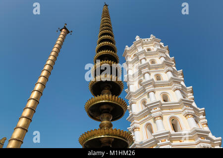 De grandes lampes de fête de Temple Shri Mahalsa à Goa, Inde. Banque D'Images