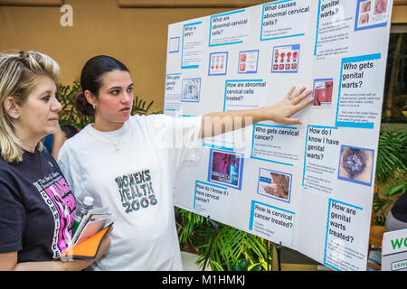 Miami Florida,Kendall,Baptist Health South Florida Hospital,soins de santé,femme,femme,homme de santé Day,communauté médicale,éducation,information,signe,c Banque D'Images