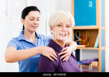 L'application masseuse massage du cou sur femme plus âgée Banque D'Images