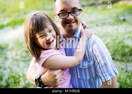 Photo de fille et l'homme souffrant du syndrome de Down Banque D'Images