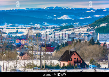 Vue aérienne à Kupres village de Bosnie centrale, station de ski populaire en Europe. Banque D'Images