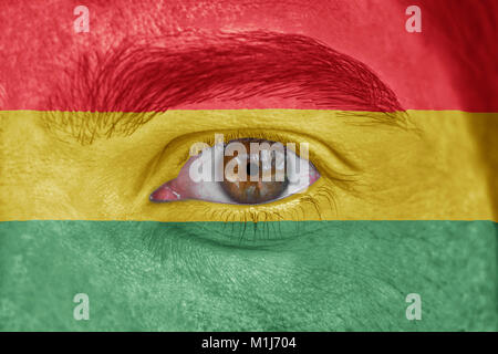 Visage humain et des yeux peints avec drapeau de la bolivie Banque D'Images