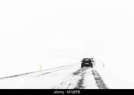 Les voitures sur une route d'hiver couverte de neige, district de Reykjavik, Islande Banque D'Images