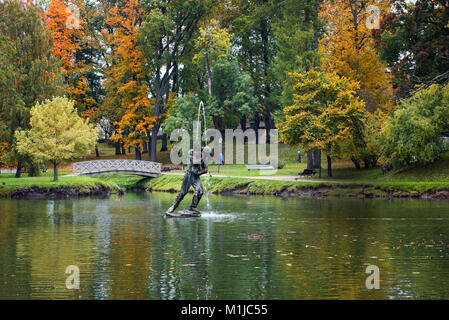 Riga, Lettonie - Octobre 2017 : Sculpture d'un homme au milieu d'un lac dans la région de autumn park Banque D'Images