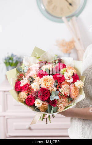Luxe magnifique bouquet de fleurs en main femme. le travail de la fleuriste à un magasin de fleur. Banque D'Images