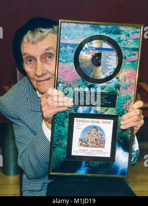 ASTRID LINDGREN auteur suédois avec un disque d'or pour les meilleurs du monde Astrid 1996 Banque D'Images