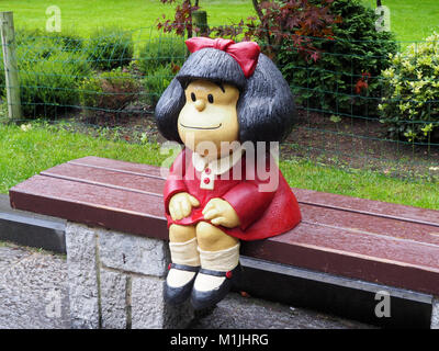 Statue de caractère Mafalda à Oviedo, Espagne. C'est un hommage à Quino et il est situé à San Francisco park. Banque D'Images
