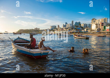 SALVADOR, BRÉSIL - 1 février 2016 : fournir des bateaux de pêcheurs de célébrants au Festival de Yemanja dans Rio Vermelho de prendre des offrandes à la mer. Banque D'Images